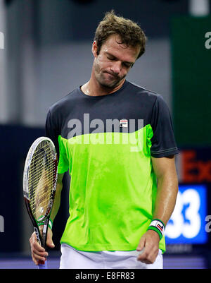 Shanghai, China. 7. Oktober 2014. Russlands Teymuraz Gabashvili reagiert während der Herren-Einzel-Match gegen Großbritanniens Andy Murray bei den Shanghai Masters-Tennisturnier in Shanghai, Ost-China, am 7. Oktober 2014. Bildnachweis: Ding Ting/Xinhua/Alamy Live-Nachrichten Stockfoto