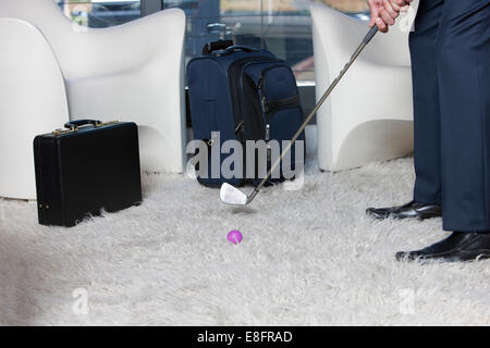 Nahaufnahme der Geschäftsmann Golfspielen im Büro Stockfoto