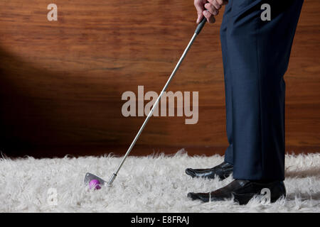 Nahaufnahme der Geschäftsmann Golfspielen im Büro Stockfoto