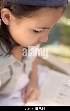 Close-up Portrait von ein Mädchen-Lesebuch Stockfoto