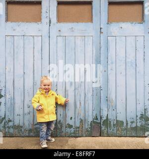 Lächelnde junge draußen Garagentor Stockfoto, Bild: 74106460 - Alamy