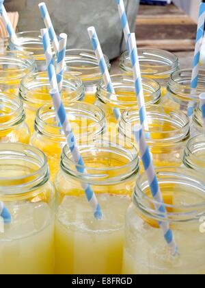 Nahaufnahme von Limonade Gläser am Limonadenstand Stockfoto