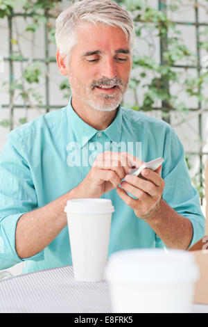 Geschäftsmann machen Anruf im Straßencafé Stockfoto