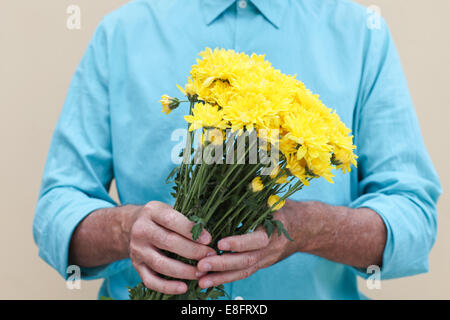 Man Betrieb Blumenstrauß Stockfoto