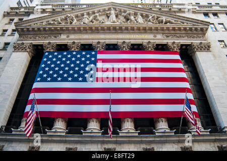 USA, New York City, Großaufnahme der New Yorker Börse Fassade mit amerikanischen Flagge Stockfoto