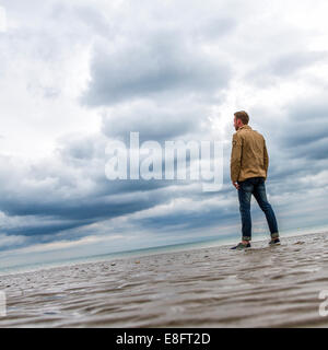 Mann am Strand betrachten Stockfoto