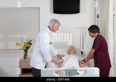 Arzt mit Krankenschwester cpr Dummy Prüfung Stockfoto