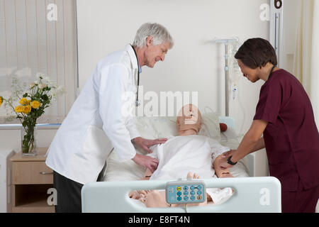 Arzt mit Krankenschwester cpr Dummy Prüfung Stockfoto