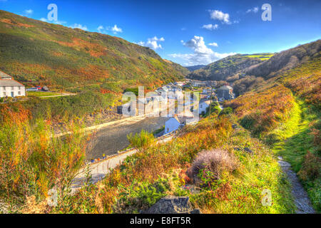 Wie die Malerei an einem schönen sonnigen blauen Himmel im HDR Boscastle Stadt North Cornwall zwischen Bude und Tintagel England UK Stockfoto