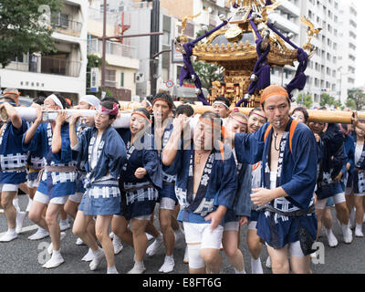 Tragen die Mikoshi Fukagawa Fetival aka Wasser werfen Festival am Tomioka Hachimangu Schrein, Tokyo, Japan statt Stockfoto