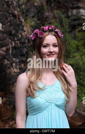 Porträt der Frau trägt Blumen Haarband Stockfoto