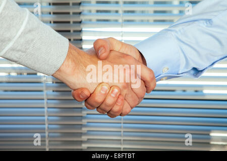 Nahaufnahme von zwei Geschäftsleute Händeschütteln Stockfoto