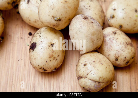 Nahaufnahme von rohen Kartoffeln auf einem Tisch Stockfoto