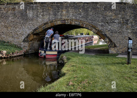 Oxford-Kanal. Schmales Boot, das durch die Kanalbrücke auf dem Oxfordshire Canal Way, Aynho Wharf Nr. Banbury England UK, führt Stockfoto
