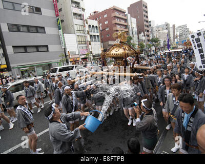 Tragen die Mikoshi Fukagawa Fetival aka Wasser werfen Festival am Tomioka Hachimangu Schrein, Tokyo, Japan statt Stockfoto