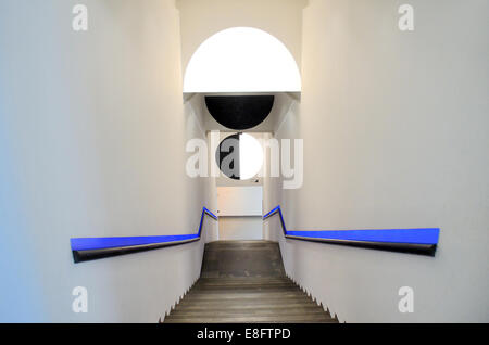 Modern oder moderne Treppe Innere des Museum of Modern Art oder MAMAC schön Alpes-Maritimes Frankreich Stockfoto