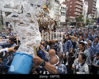 Tragen die Mikoshi Fukagawa Fetival aka Wasser werfen Festival am Tomioka Hachimangu Schrein, Tokyo, Japan statt Stockfoto