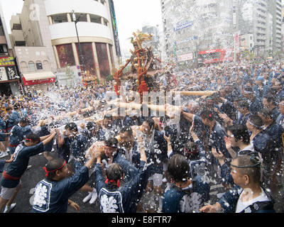 Tragen die Mikoshi Fukagawa Fetival aka Wasser werfen Festival am Tomioka Hachimangu Schrein, Tokyo, Japan statt Stockfoto