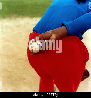 Frau mit Baseball hinter ihrem Rücken, Havanna, Kuba Stockfoto