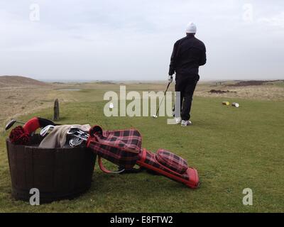 Rückansicht eines Mannes, der Golf spielt, Schottland, Großbritannien Stockfoto