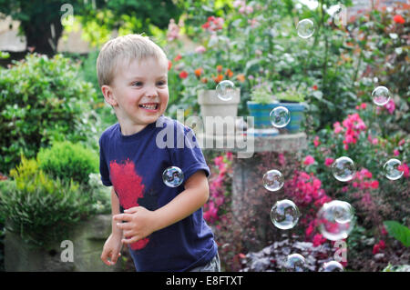 Bildnis eines Knaben mit Seifenblasen Stockfoto