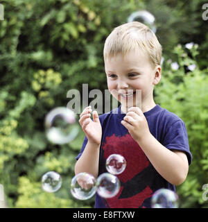 Bildnis eines Knaben mit Seifenblasen Stockfoto