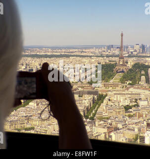 Frankreich, Paris, Frau nehmen Foto von Eiffelturm Stockfoto