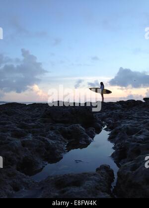 USA, Florida, Duval County, Jacksonville Beach, Seitenansicht Frau mit Surfbrett am Strand Stockfoto