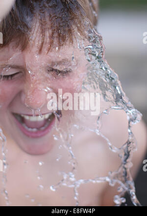 Wasser auf dem Gesicht des jungen Stockfoto