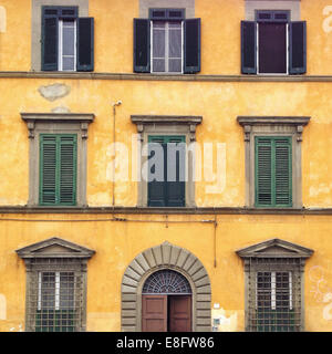 Italien, Toskana, Pisa, gelbes Haus Stockfoto