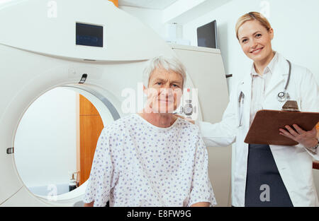 Porträt einer Ärztin mit einer reifen Patientin, die eine MRT-Untersuchung durchführen wird Stockfoto