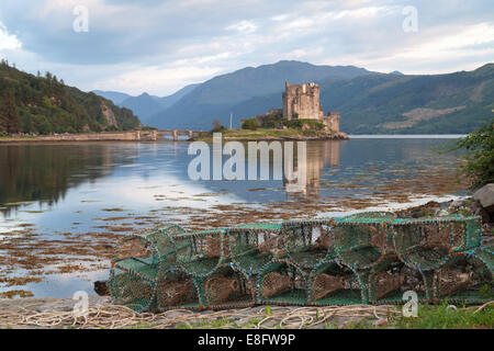 Hummer-Töpfe auf Helling gegenüber Eilean Donan Castle, Dornie, Schottland Stockfoto