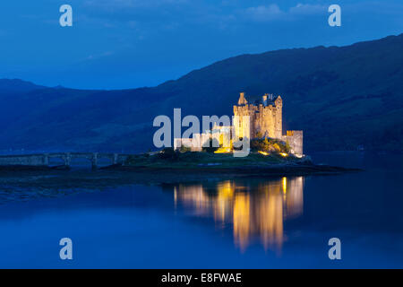 Flutlicht Eilean Donan Castle, Dornie, Schottland Stockfoto