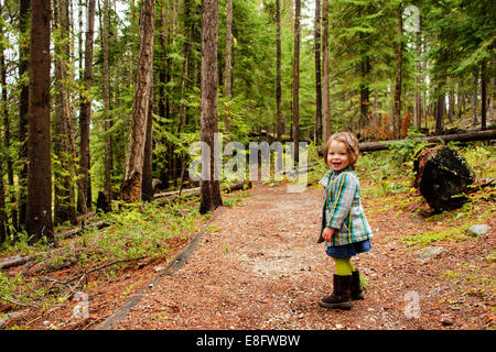 Mädchen im Wald (2-3 Jahre) Stockfoto
