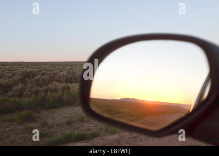 USA, Wyoming, Sonnenuntergang spiegelt sich im Seitenspiegel Stockfoto