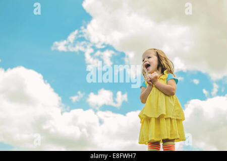 Mädchen (2-3) mit Himmel im Hintergrund lachen Stockfoto