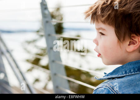 Nahaufnahme eines Jungen, der an einem Geländer steht, USA Stockfoto