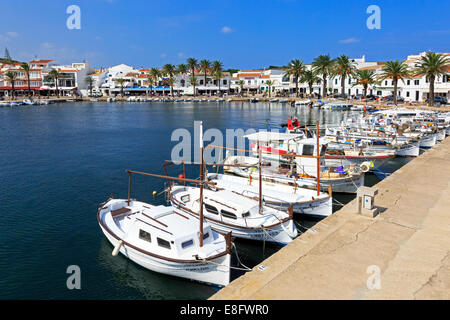 Kleiner Hafen am Fornelis mit traditionellen spanischen Stil Angelboote/Fischerboote, Menorca, Spanien Stockfoto