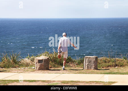 Australien, Nuovo Galles del Sud, Sydney, Mann mit Fitness vor Pazifischer Ozean Stockfoto