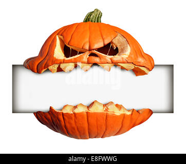 Halloween leere Zeichen als einen Kürbis Charakter mit menschlichen Ausdrucks in beißen und hält eine leere Banner mit Jack o Lantern Zähne als Werbe- und Marketing-Nachricht mit einem beängstigend Ausdruck im Herbst isoliert auf weißem Hintergrund. Stockfoto