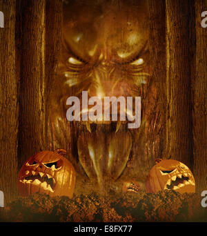 Halloween-Geist-Konzept als gruselig beängstigend Phantom, die durch einen dunklen verwunschenen Wald mit Jack o Lantern Kürbisse auf einer Herbstnacht. Stockfoto
