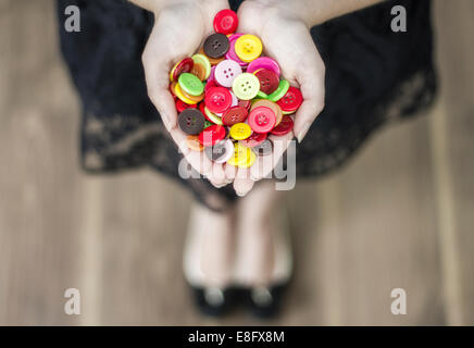 Frau im Kleid mit Knöpfen Stockfoto