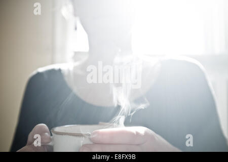 USA, Wyoming, Blick auf Frau trinken heißen Tee oder Kaffee im café Stockfoto