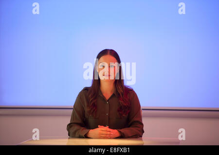 Geschäftsfrau vor leeren Bildschirm im Büro Konferenzraum sitzen Stockfoto
