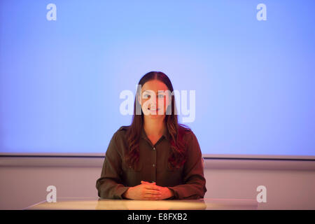 Geschäftsfrau vor leeren Bildschirm im Büro Konferenzraum sitzen Stockfoto
