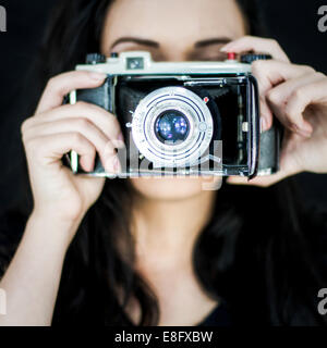 Junge Frau mit alte Kamera Stockfoto