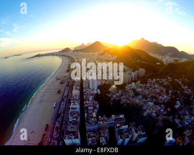 Brasilien, Rio De Janeiro, Luftaufnahme von Copacabana-Strand bei Sonnenuntergang Stockfoto