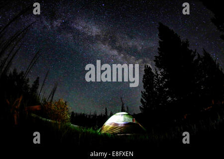 Zelt in einer ländlichen Landschaft bei Nacht, USA Stockfoto