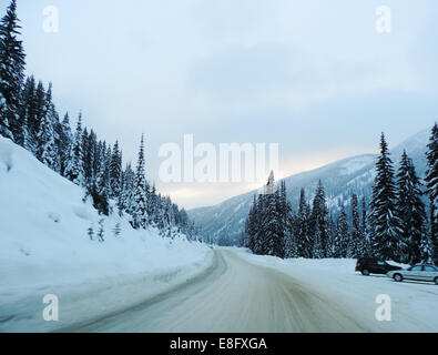 Kanada, British Columbia, verschneiten Straße in Bergen Stockfoto