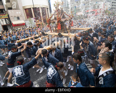 Tragen die Mikoshi Fukagawa Fetival aka Wasser werfen Festival am Tomioka Hachimangu Schrein, Tokyo, Japan statt Stockfoto